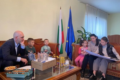 In the premises of the Bulgarian Embassy in Beirut the students of the Bulgarian Sunday Scholl “Ivan Vazov” and their teacher, Ms Elena Dyulgerova, performed an “Hour for the Apostle!”
